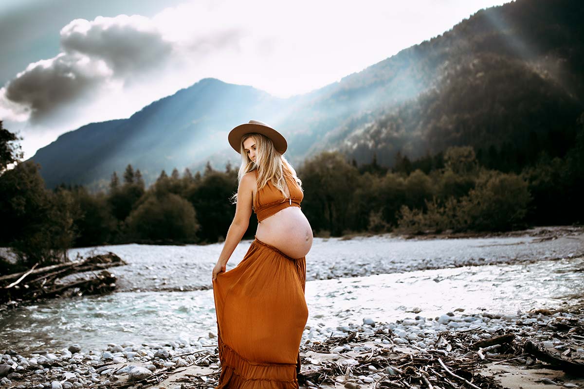 Schwangere bauchfrei an einem Fluss