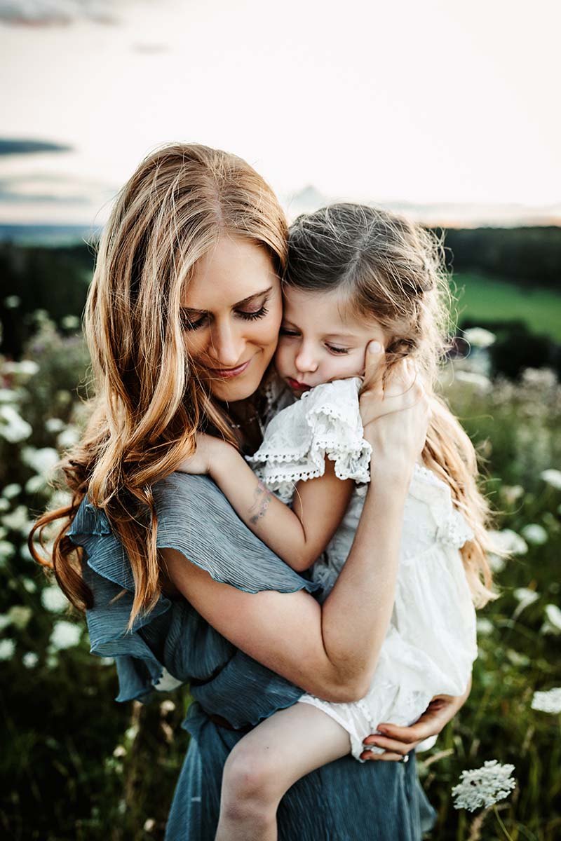 Mama mit Tochter auf dem Arm